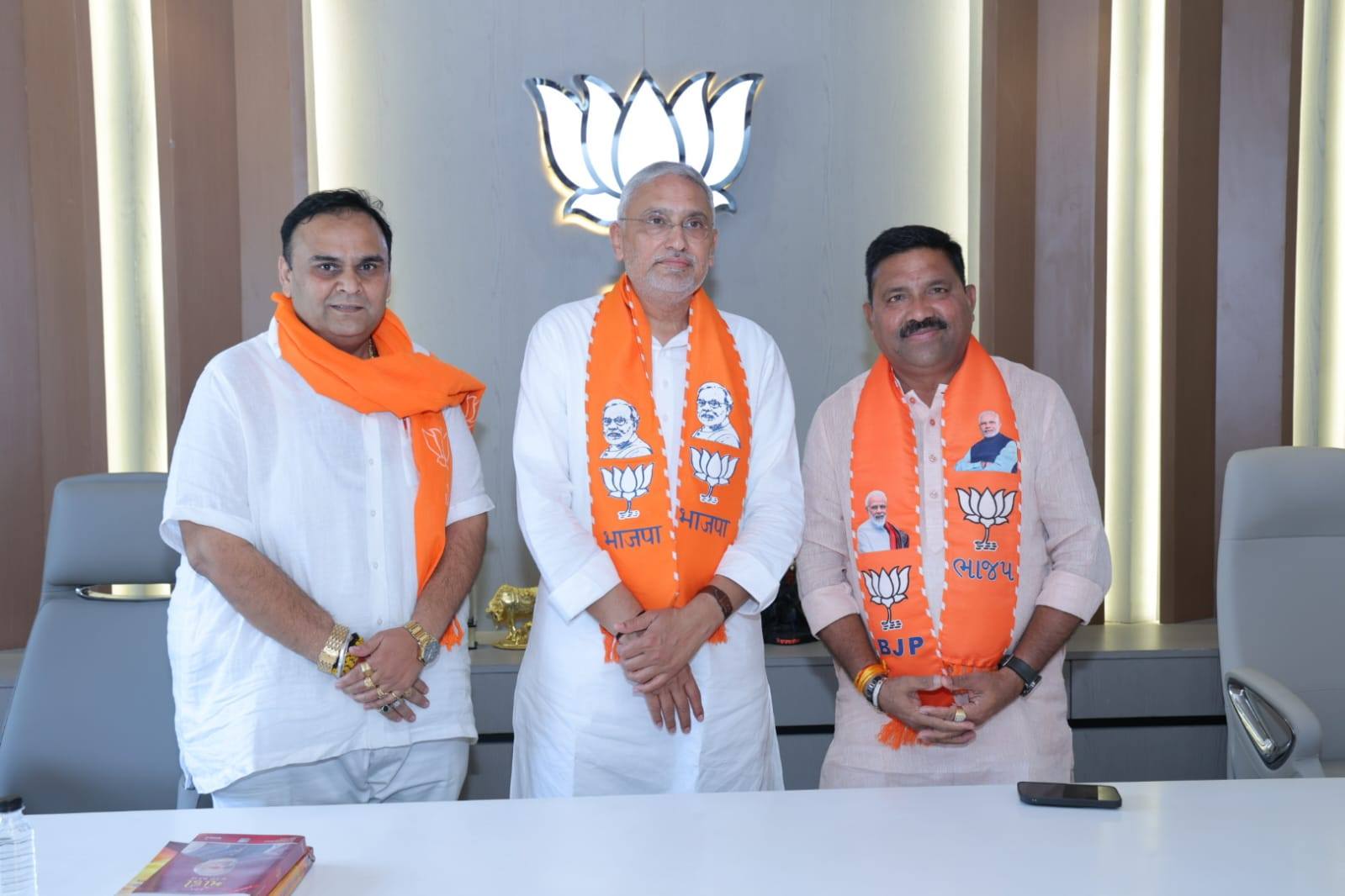 તા.૧૧-૧૦-૨૦૨૫ ના રોજ શ્રી માનનીય નવનિયુક્ત પ્રદેશ અધ્યક્ષશ્રી જગદીશ વિશ્વકર્માજીનો અભિવાદન સમારોહ સુરત જીલ્લા તથા તાપી જીલ્લાનો સંયુક્ત કાર્યક્રમ બંન્ને જીલ્લાના તમામ કાર્યકર્તાઓ તથા તમામ વ્યવસ્થા ટીમ, વિવિધ સમાજના આગેવાનો, સાધુ સતો, પ્રેસ મીડિયા તથા તમામ નામી અનામી સૌ કાર્યકર્તાઓ ભાઇઓ તથા બહેનોએ આ કાર્યક્ર્મને ભવ્યથી અતિભવ્ય અને સફળ બનાવવા બદલ સુરત જીલ્લાના પ્રમુખ ભરતભાઇ રાઠોડ અને તાપી જીલ્લા ભાજપાના પ્રમુખશ્રી સુરજભાઇ દેસાઇ તથા સૌ કાર્યકર્તાઓનો સુરત તથા તાપી જીલ્લા ભાજપા પરિવાર તરફથી આપ સૌનો આભાર વ્યક્ત કરે છે.      